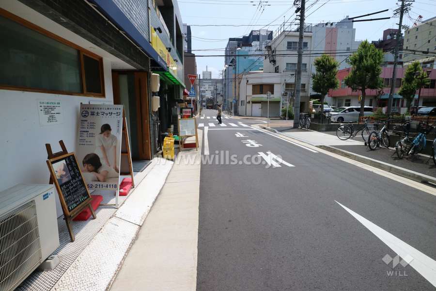 敷地の南側前面道路（西側から）