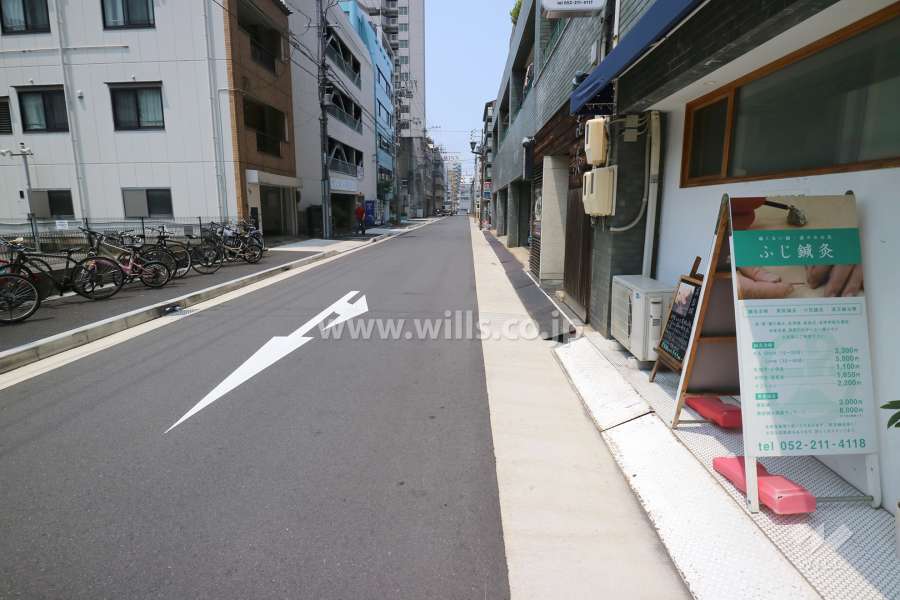 敷地の南側前面道路（東側から）