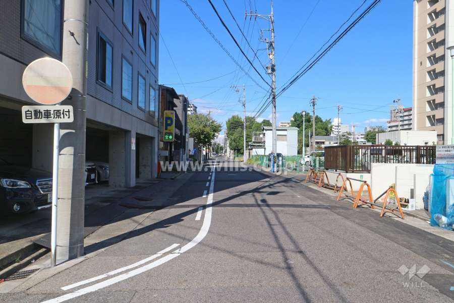 敷地南東側の前面道路（南西側から）