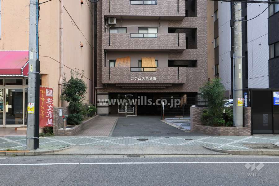 駐車場出入り口
