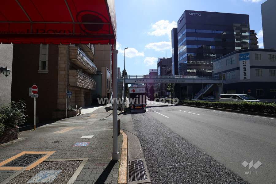 敷地西側の前面道路（北側から）