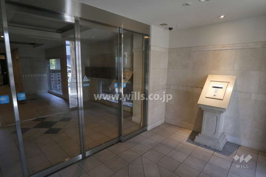 エントランスはオートロック付きです。