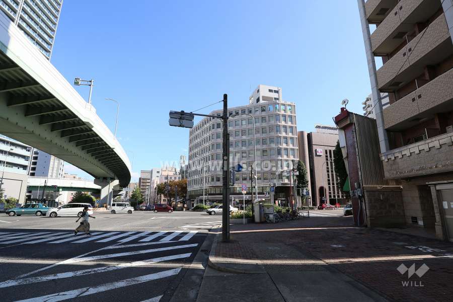 敷地北東側の前面道路（北西側から）