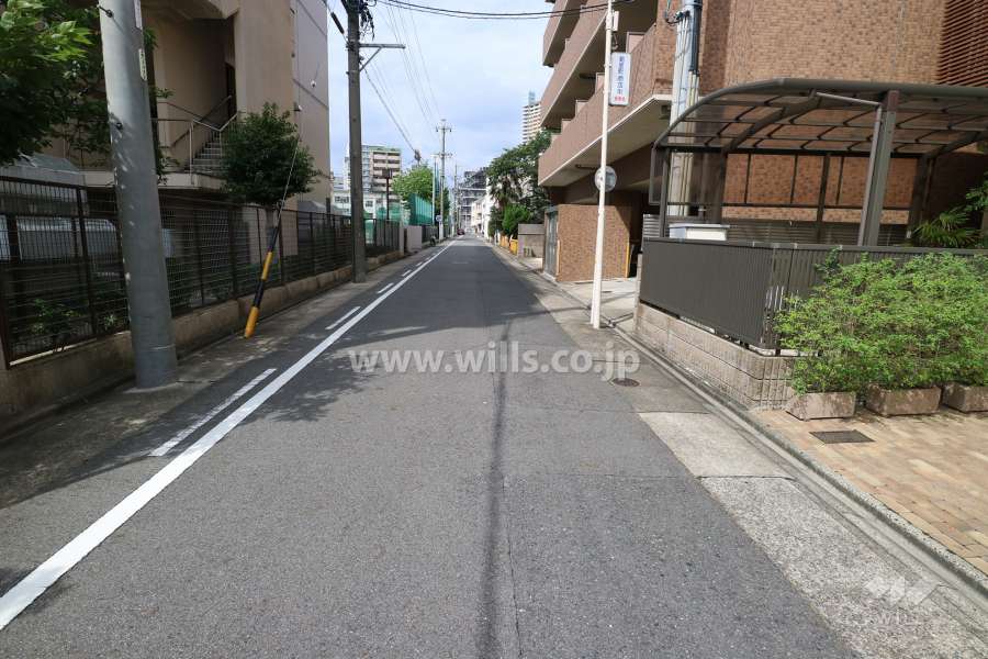 敷地南東側の前面道路（北東側から）