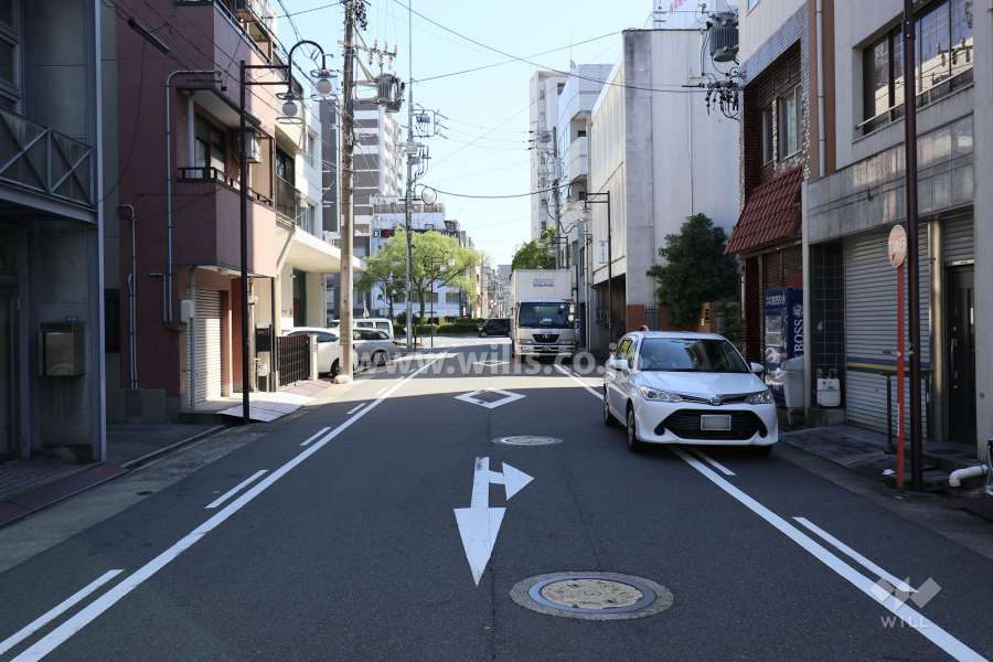 敷地北側の前面道路（西側から）