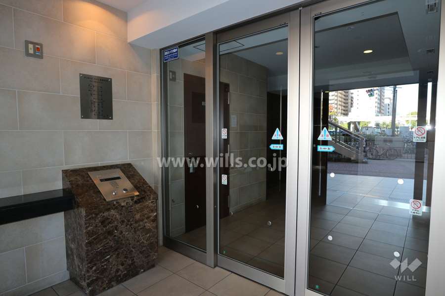 エントランスはオートロック付きです。