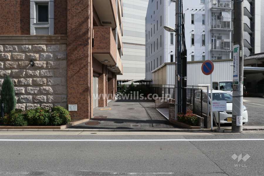 駐車場出入り口