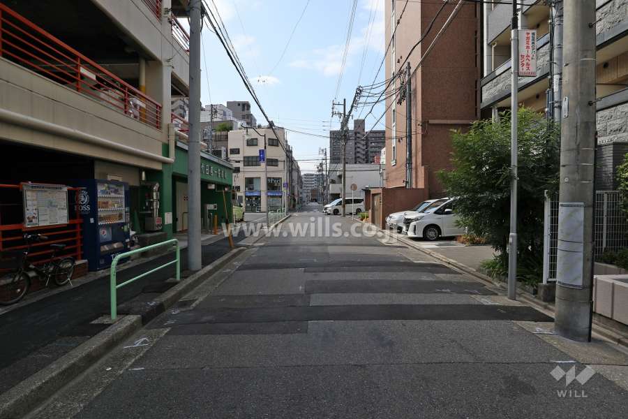 敷地南側の前面道路（東側から）
