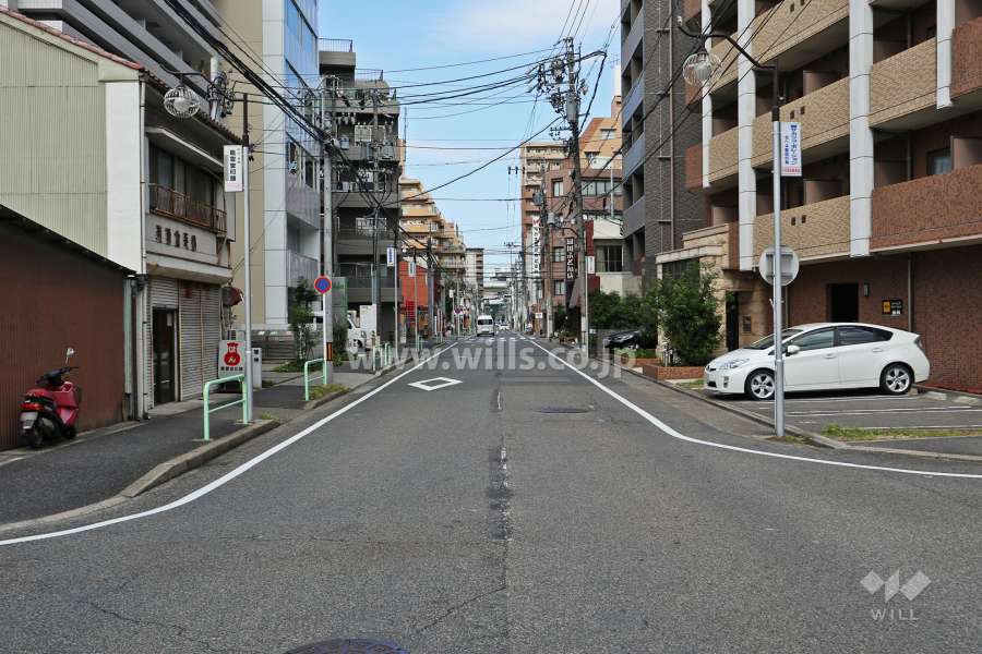 敷地北西側の前面道路（南西側から）