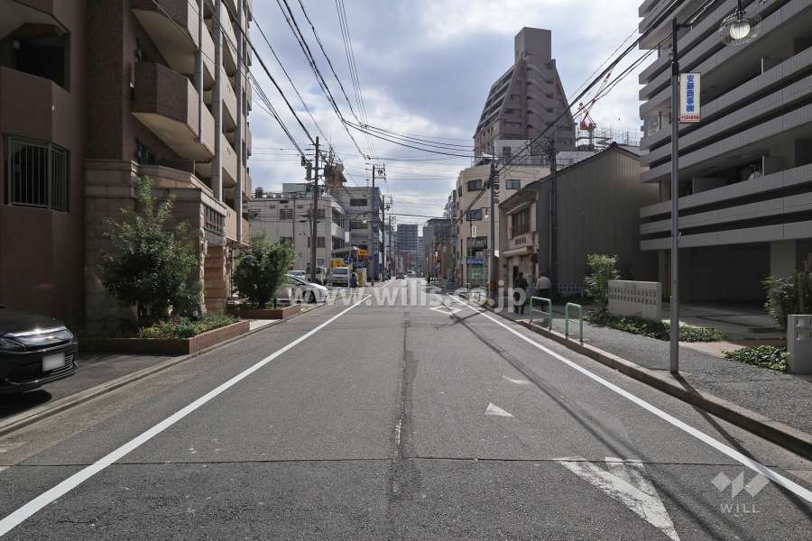 敷地北西側の前面道路（北東側から）