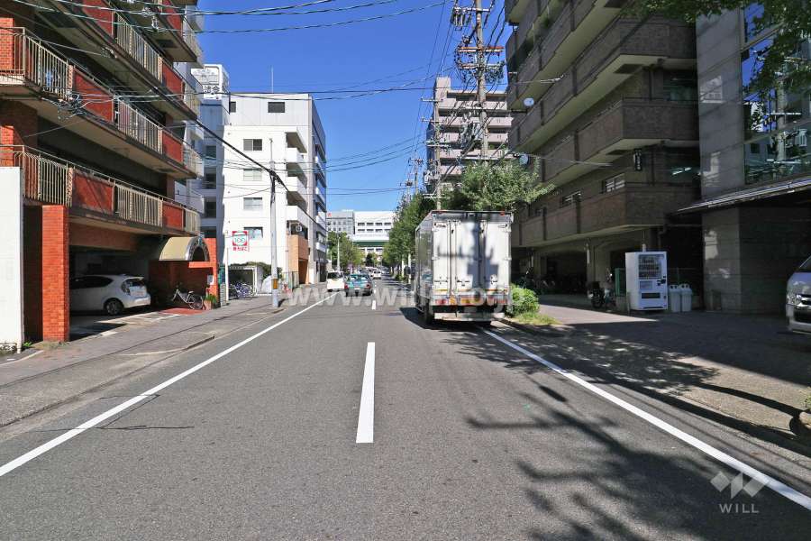 敷地東側の前面道路（南側から）