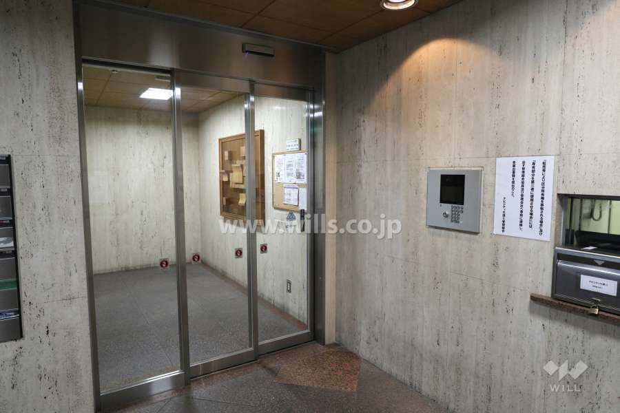 エントランスはオートロック付きです。