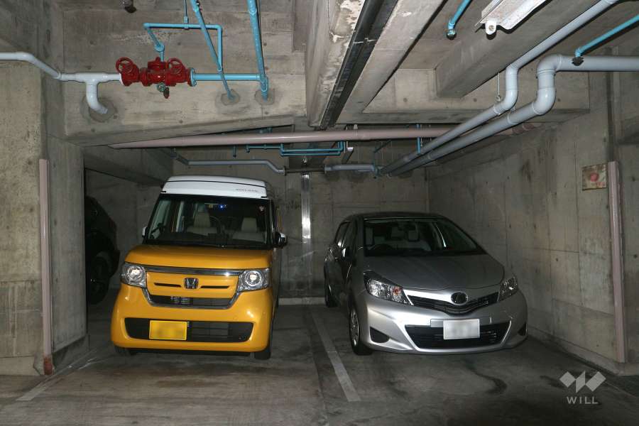敷地内駐車場（屋内平面式）。居住者以外も利用できる月極駐車場で、外部の業者が管理しています。