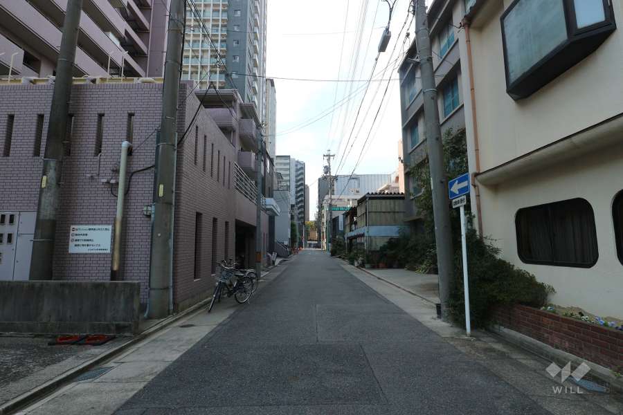 敷地北側の前面道路（東側から）