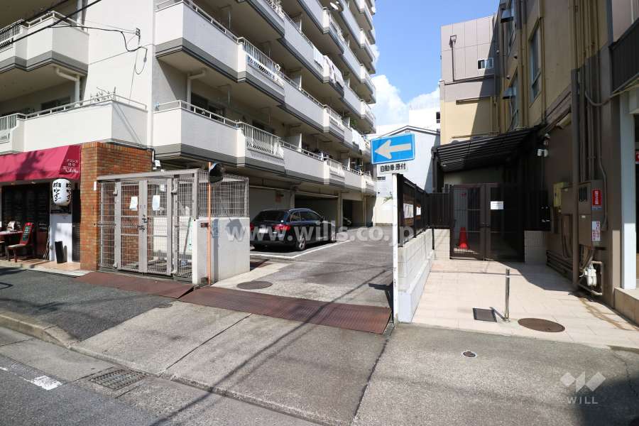西側駐車場出入り口