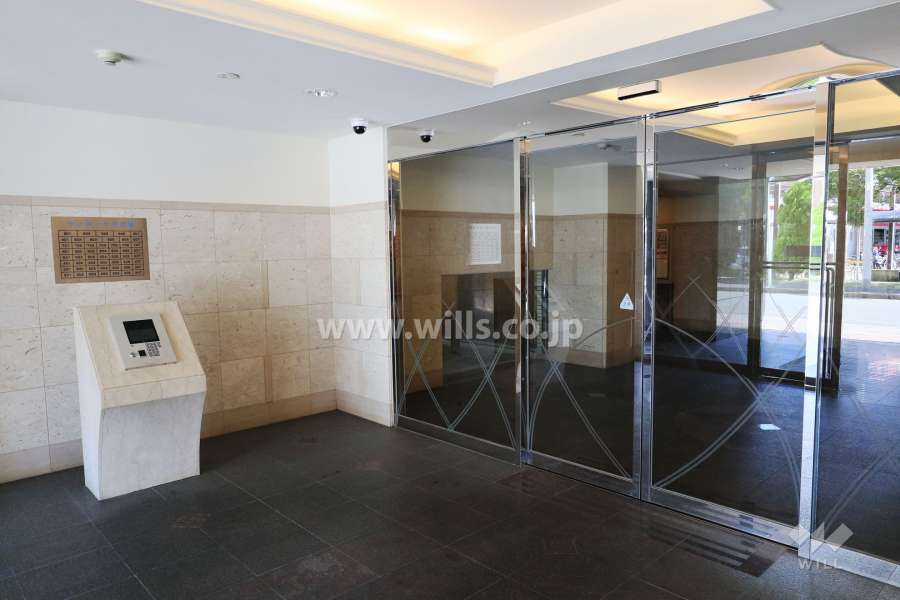 エントランスはオートロック付きです。