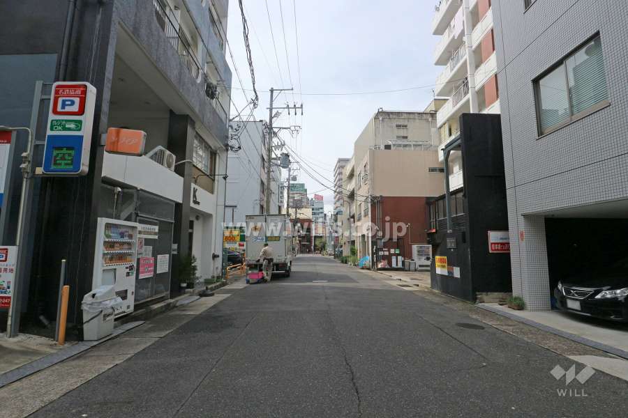 敷地南側の前面道路（東側から）