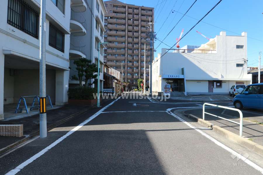 敷地北側の前面道路（東側から）