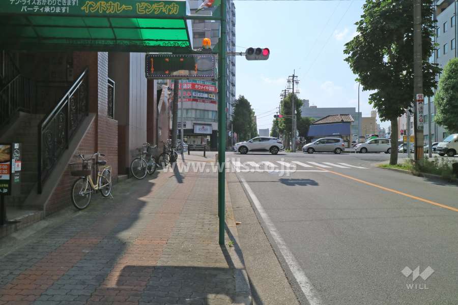 敷地の北側前面道路（東側から）