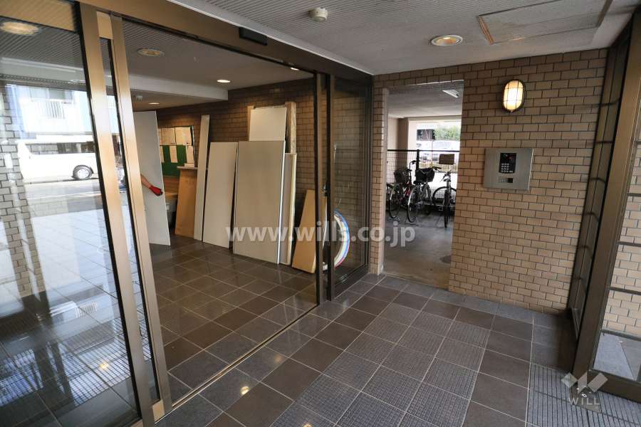 エントランスはオートロック付きです。