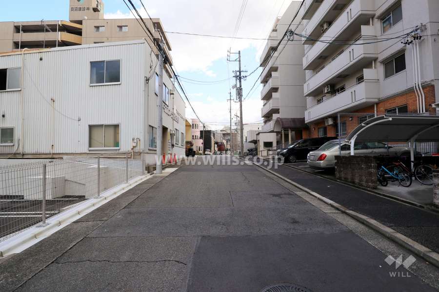 敷地北側の前面道路（西側から）
