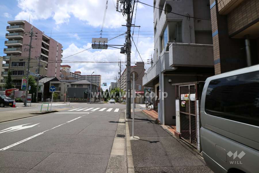 敷地南東側の前面道路（北東側から）