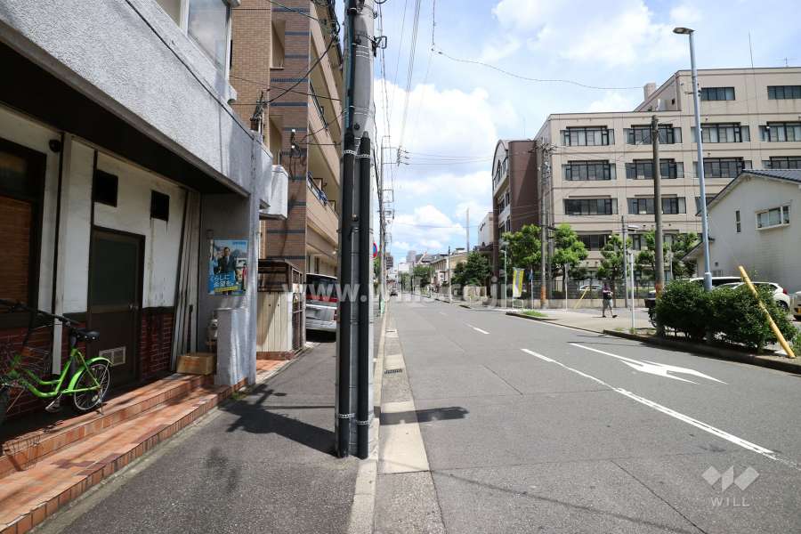 敷地南東側の前面道路（南西側から）