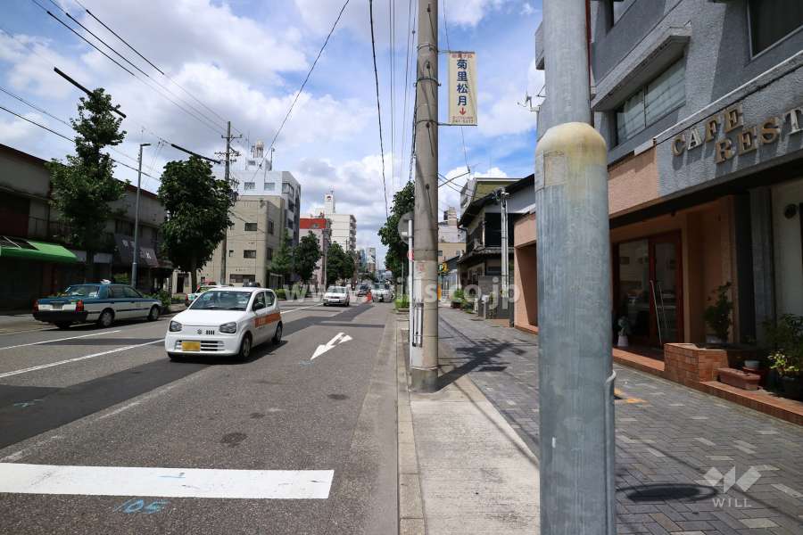 敷地南西側の前面道路（南東側から）