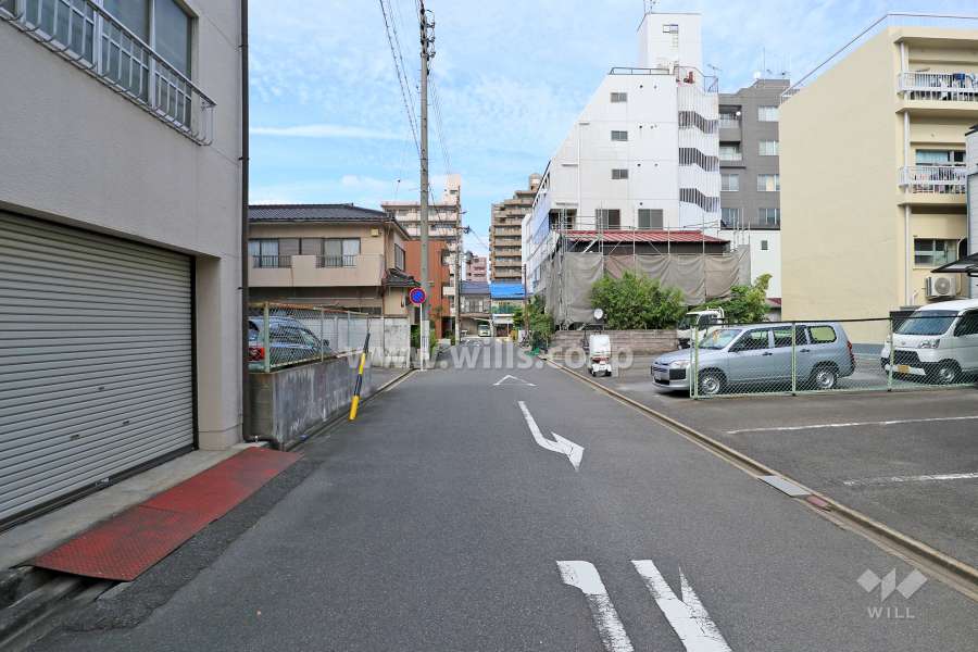 敷地東側の前面道路（南側から）