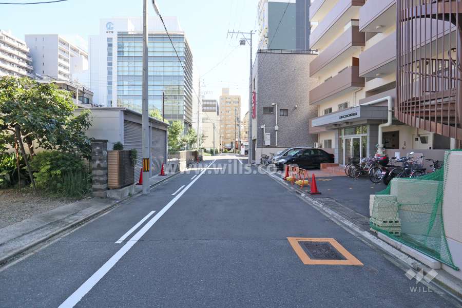 敷地北側の前面道路（東側から）