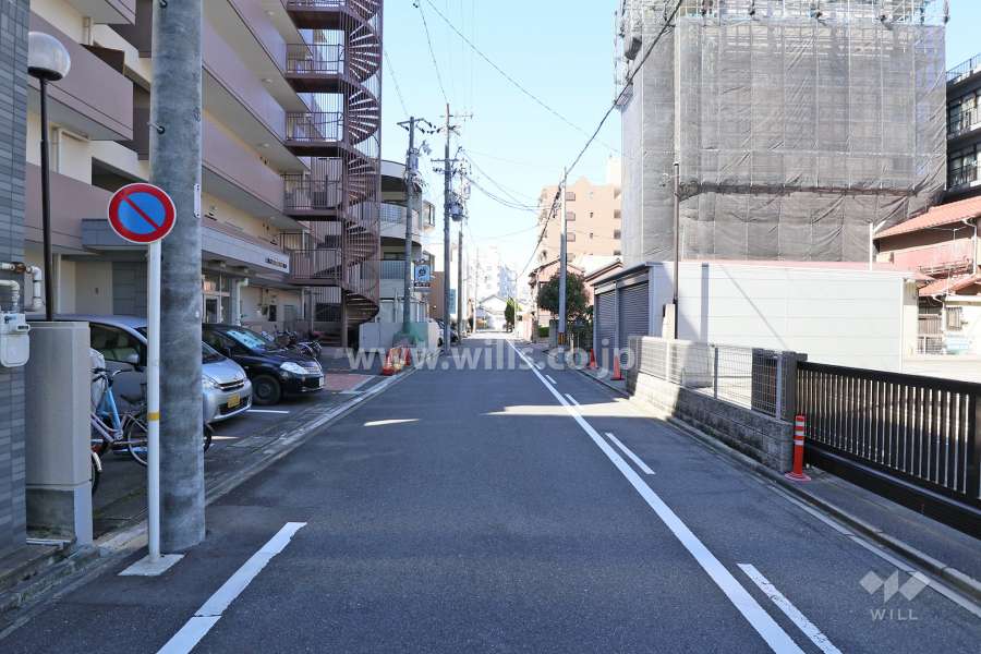 敷地北側の前面道路（西側から）