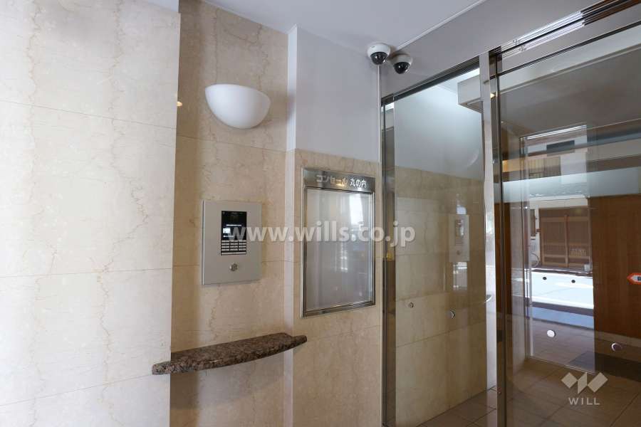 エントランスはオートロック付きです。