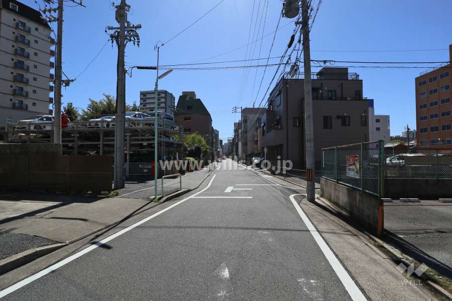 敷地西側の前面道路（北側から）