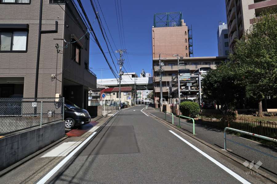 敷地西側の前面道路（南側から）
