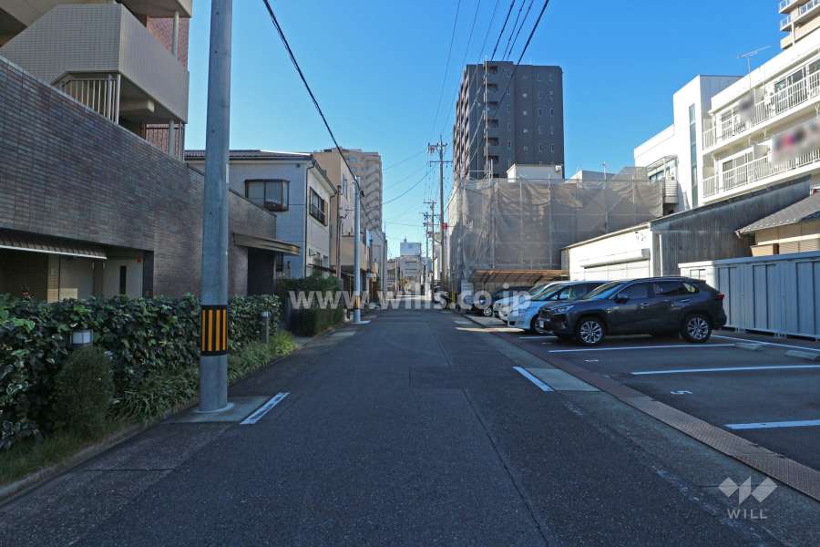 敷地北側の前面道路（東側から）