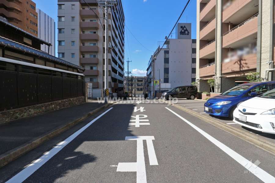 敷地南側の前面道路（東側から）