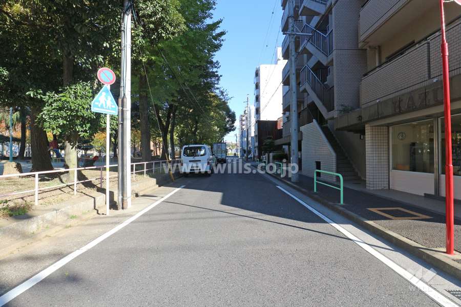 敷地北側の前面道路（西側から）