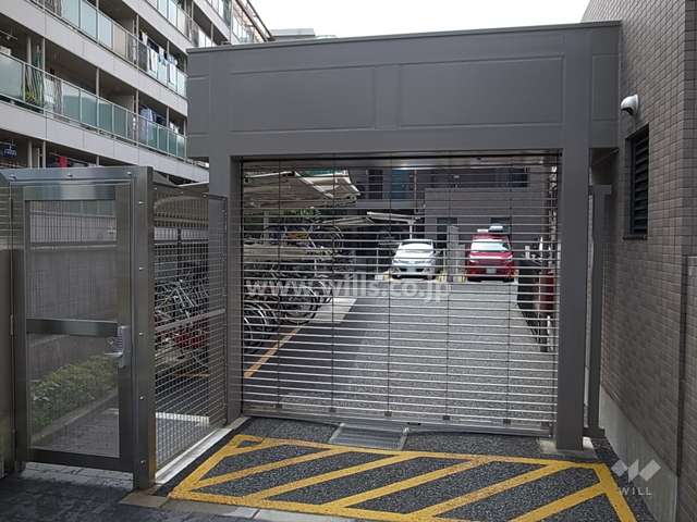 駐車場の入り口（リングシャッター付き）