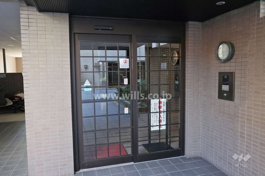 エントランスはオートロック付きです。