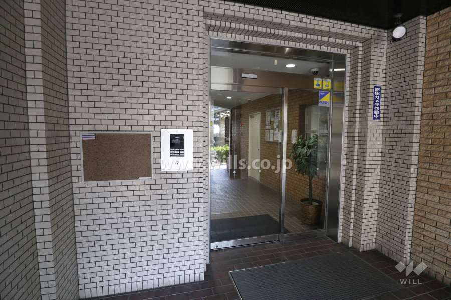 エントランスはオートロック付きです。
