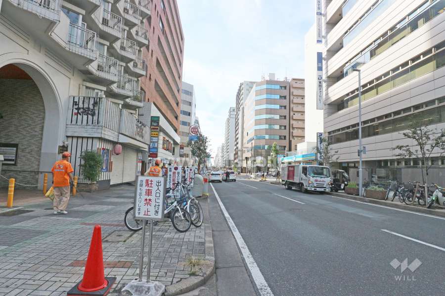 敷地北側の前面道路（東側から）