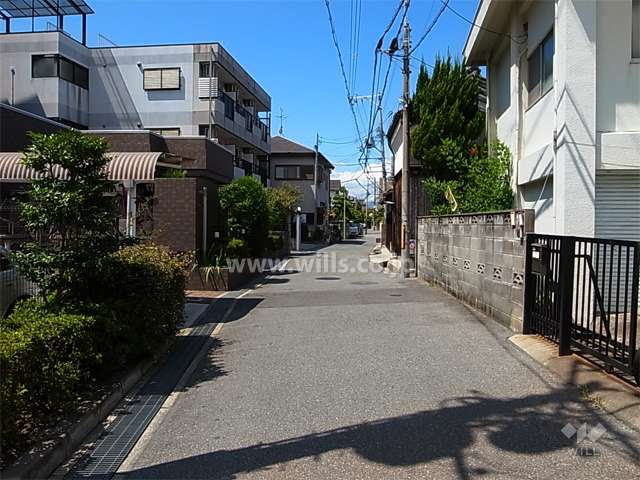 敷地北側の道路。周辺は道幅が狭めですが、静かな住宅地です。