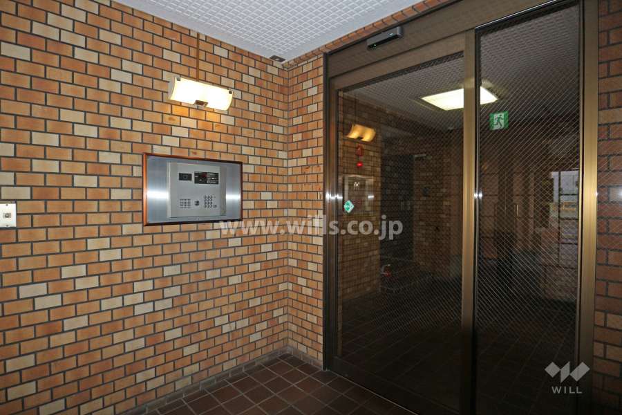 エントランスはオートロック付きです。