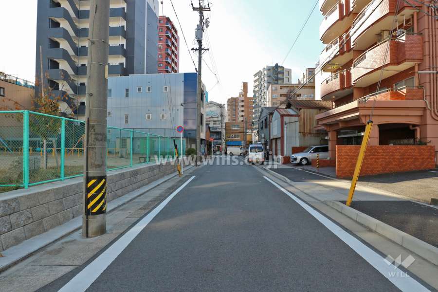 敷地東側の前面道路（北側から）