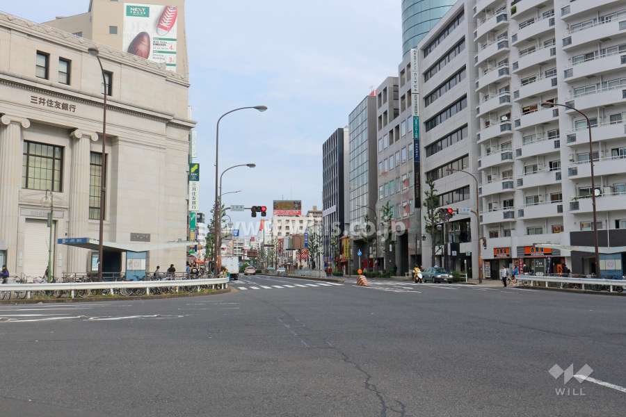 敷地西側の前面道路（南側から）