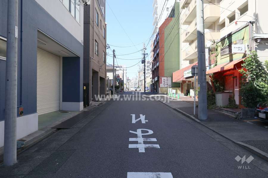 敷地南側の前面道路（東側から）