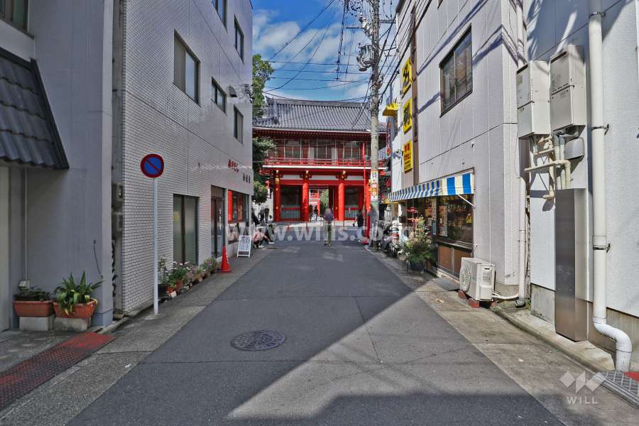 敷地西側の前面道路（南側から）
