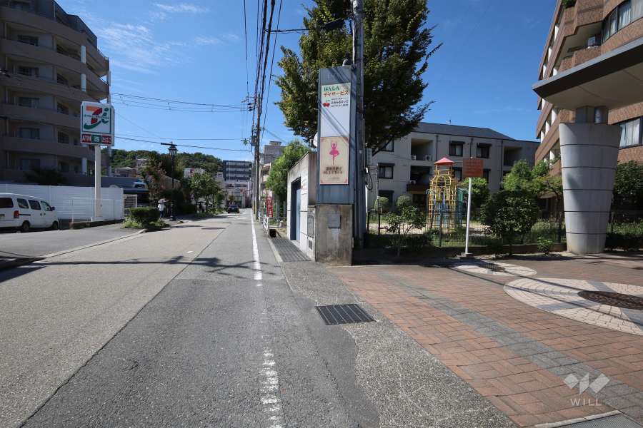 敷地南側の前面道路