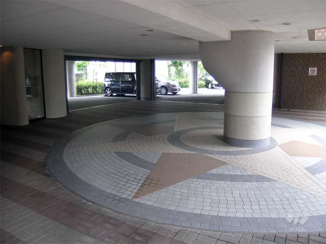 エントランス前のピロティ。車寄せスペースとしても利用出来ます。