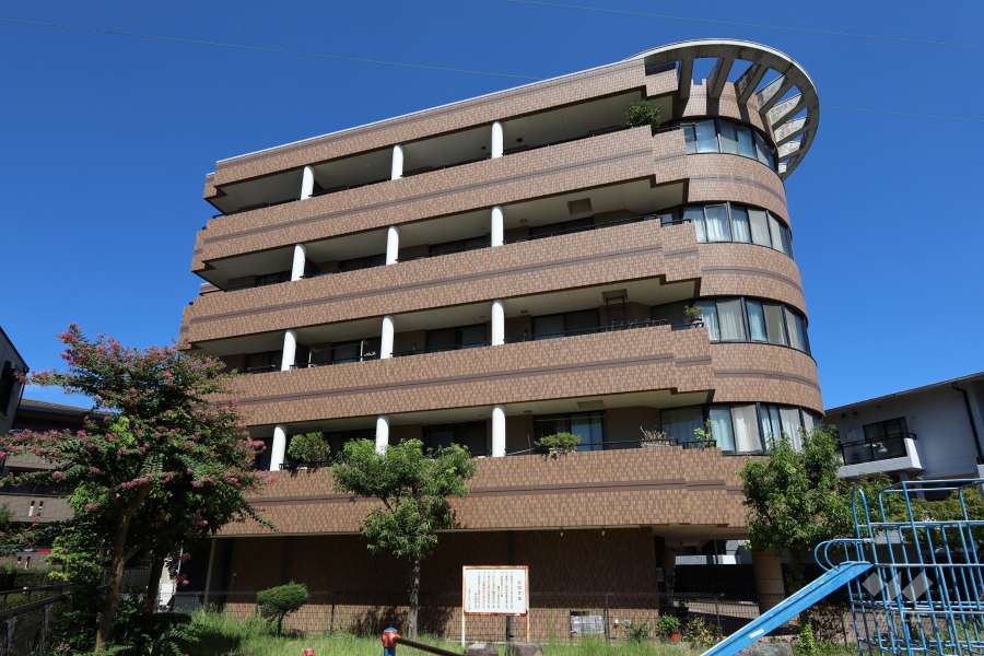 エスティ宝塚の外観（南西側から）